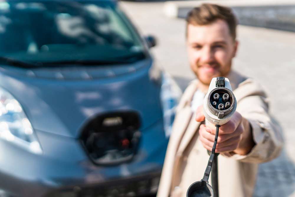 Magas cégautó adó és benzinár: ideje elektromos autóra váltani?